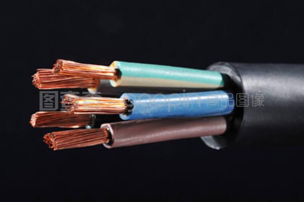 一种看似普通却至关重要的数字连接器 电源线的意义与演进